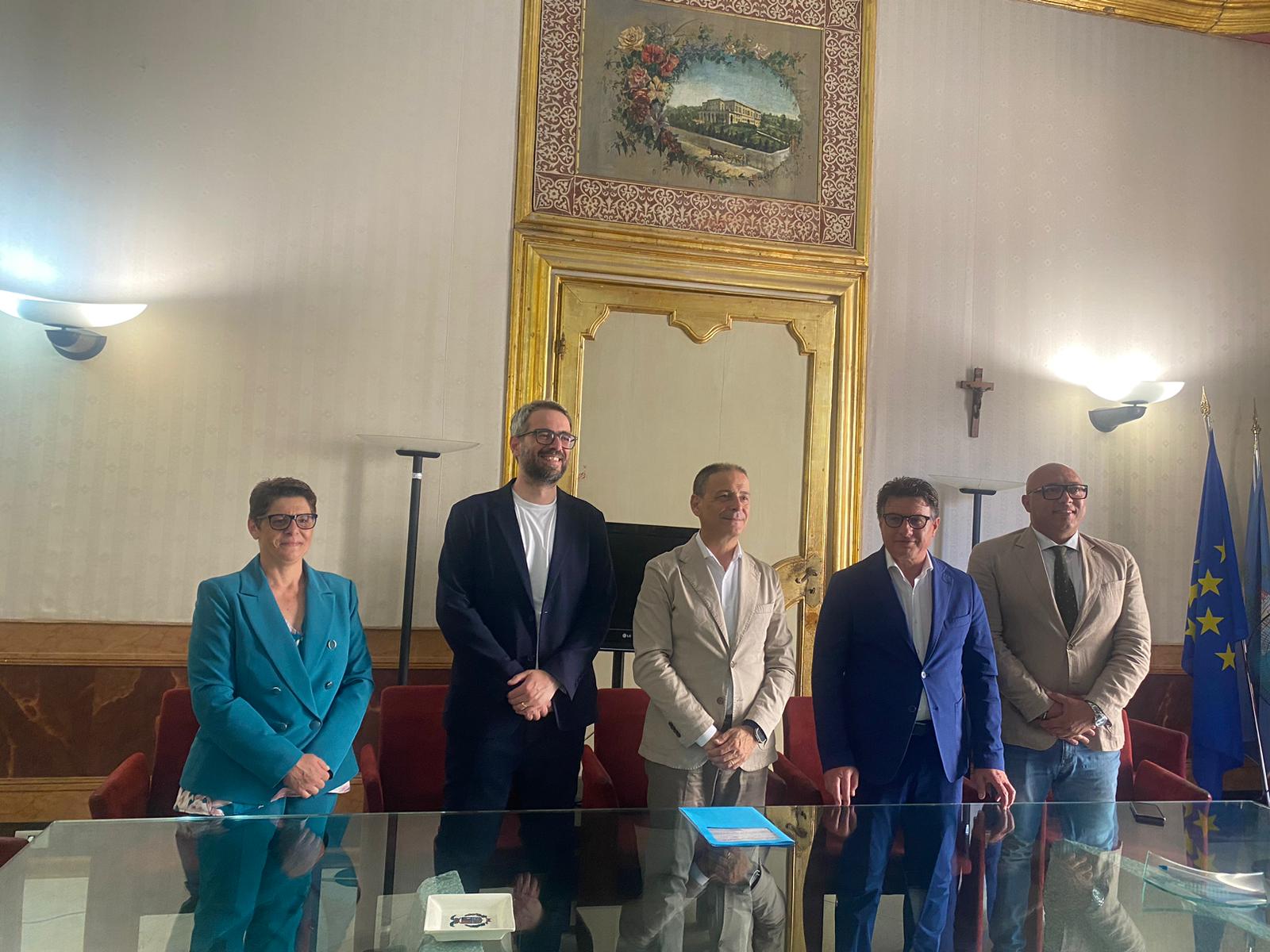 https://www.tp24.it/immagini_articoli/03-07-2025/1751561274-0-provincia-di-trapani-ecco-la-squadra-di-salvatore-quinci.jpg
