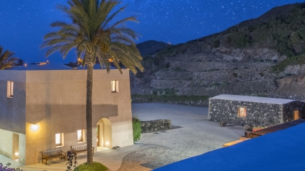 https://www.tp24.it/immagini_articoli/03-07-2026/donnafugata-apre-la-sua-cantina-per-pantelleria-mediterraneo-d-autore-250.jpg