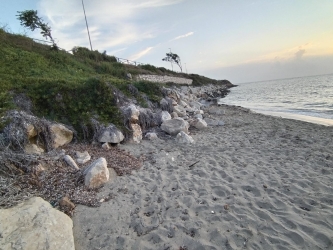 https://www.tp24.it/immagini_articoli/03-07-2026/marsala-la-natura-regala-una-spiaggetta-nel-cuore-di-capo-boeo-ma-ci-sono-gia-tanti-rifiuti-250.jpg