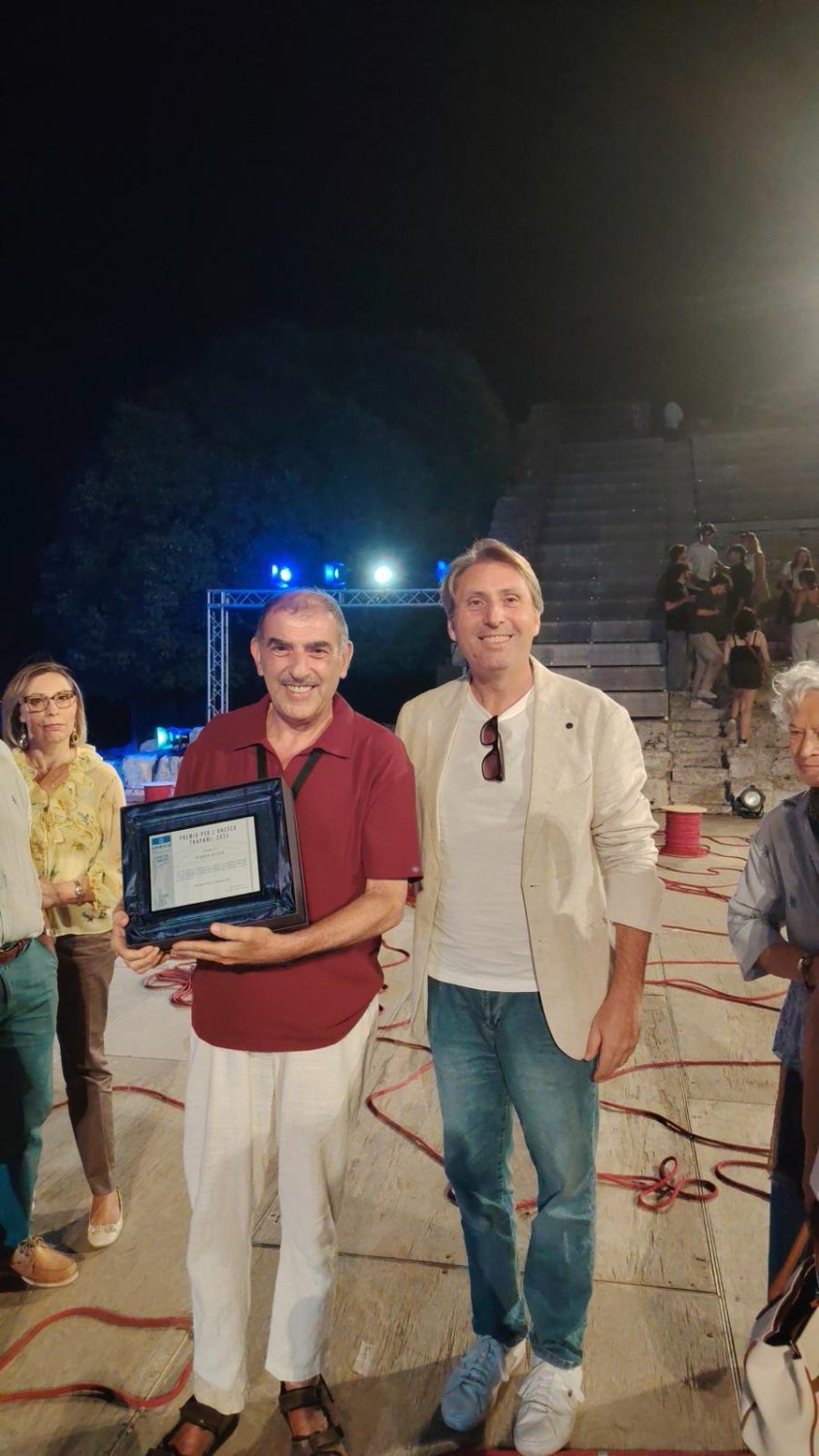 https://www.tp24.it/immagini_articoli/03-08-2026/1785765187-0-segesta-teatro-festival-claudio-collova-premiato-dal-club-per-l-unesco-trapani.jpg
