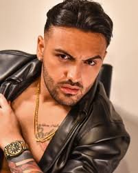 https://www.tp24.it/immagini_articoli/03-08-2026/1785779873-0-marsala-la-sindaca-vieta-il-concerto-del-cantante-neomelodico-daniele-de-martino.jpg