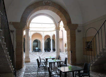 https://www.tp24.it/immagini_articoli/03-08-2026/marsala-il-giallo-incontra-il-vino-gaspare-grammatico-apre-la-rassegna-al-museo-del-vino-250.jpg