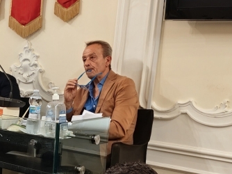 https://www.tp24.it/immagini_articoli/03-08-2026/trapani-la-bocciatura-del-pef-cosi-tranchida-e-rimasto-solo-250.jpg