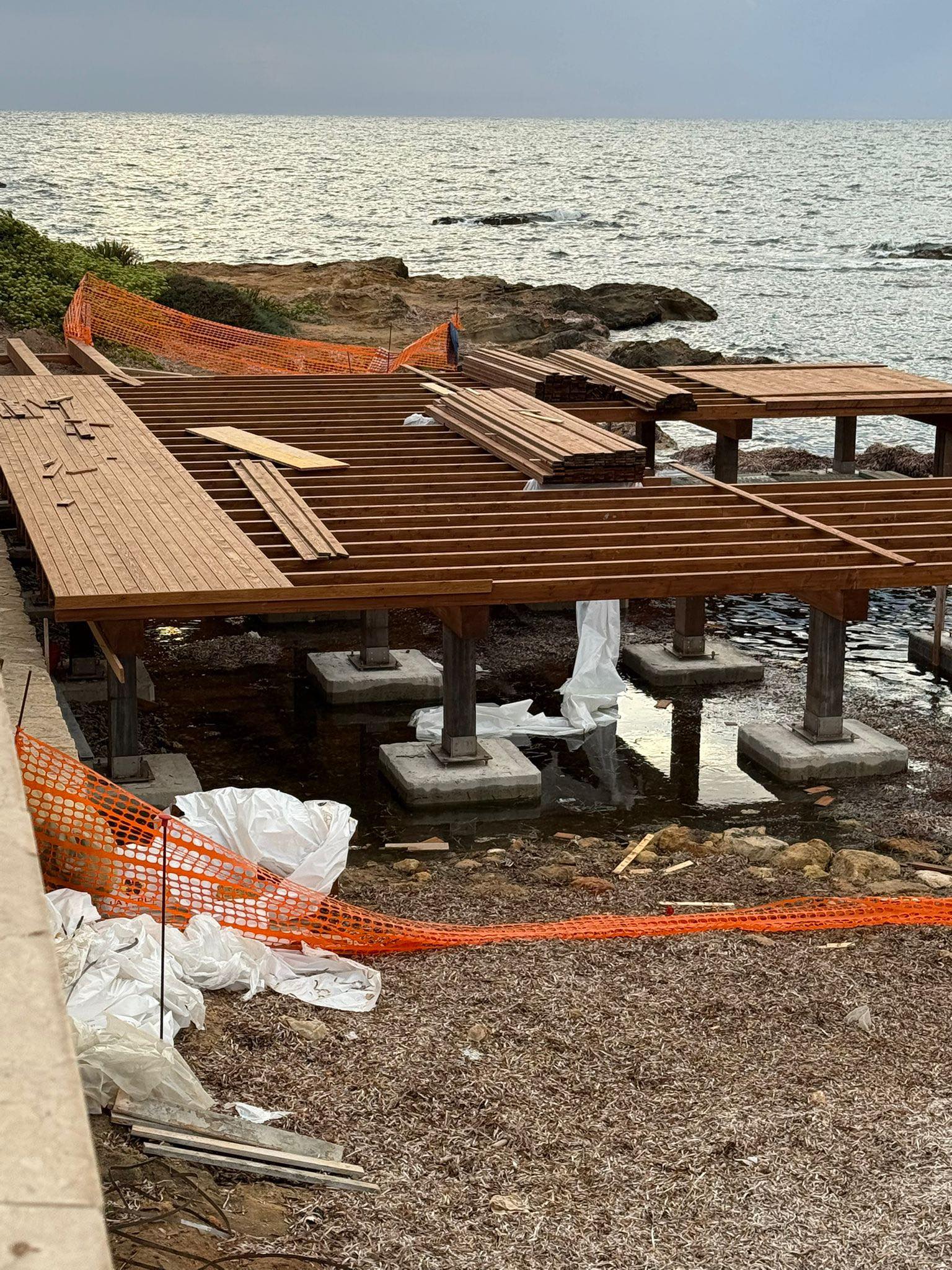 https://www.tp24.it/immagini_articoli/03-09-2025/1756896220-0-marsala-cantiere-di-capo-boeo-legna-e-materiali-incustoditi-in-balia-di-mare-e-vento.jpg