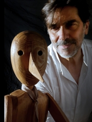 https://www.tp24.it/immagini_articoli/03-09-2026/cave-di-cusa-sergio-vespertino-rilegge-pinocchio-per-teatri-di-pietra-250.jpg