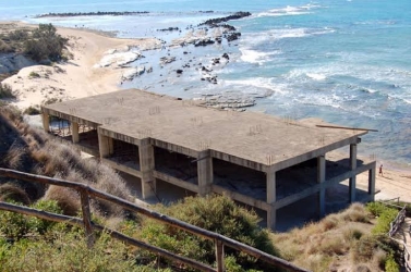 https://www.tp24.it/immagini_articoli/03-09-2026/la-sicilia-deve-arretrare-dal-mare-legambiente-alcune-case-non-si-possono-salvare-250.jpg