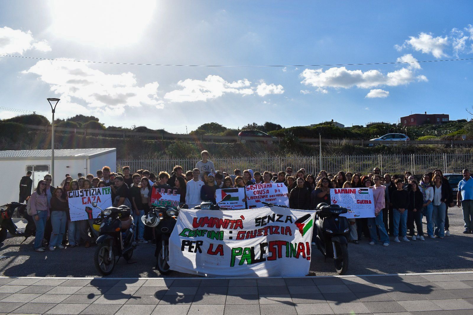 https://www.tp24.it/immagini_articoli/03-10-2025/1759497647-0-anche-i-giovani-di-pantelleria-in-piazza-per-gaza.jpg
