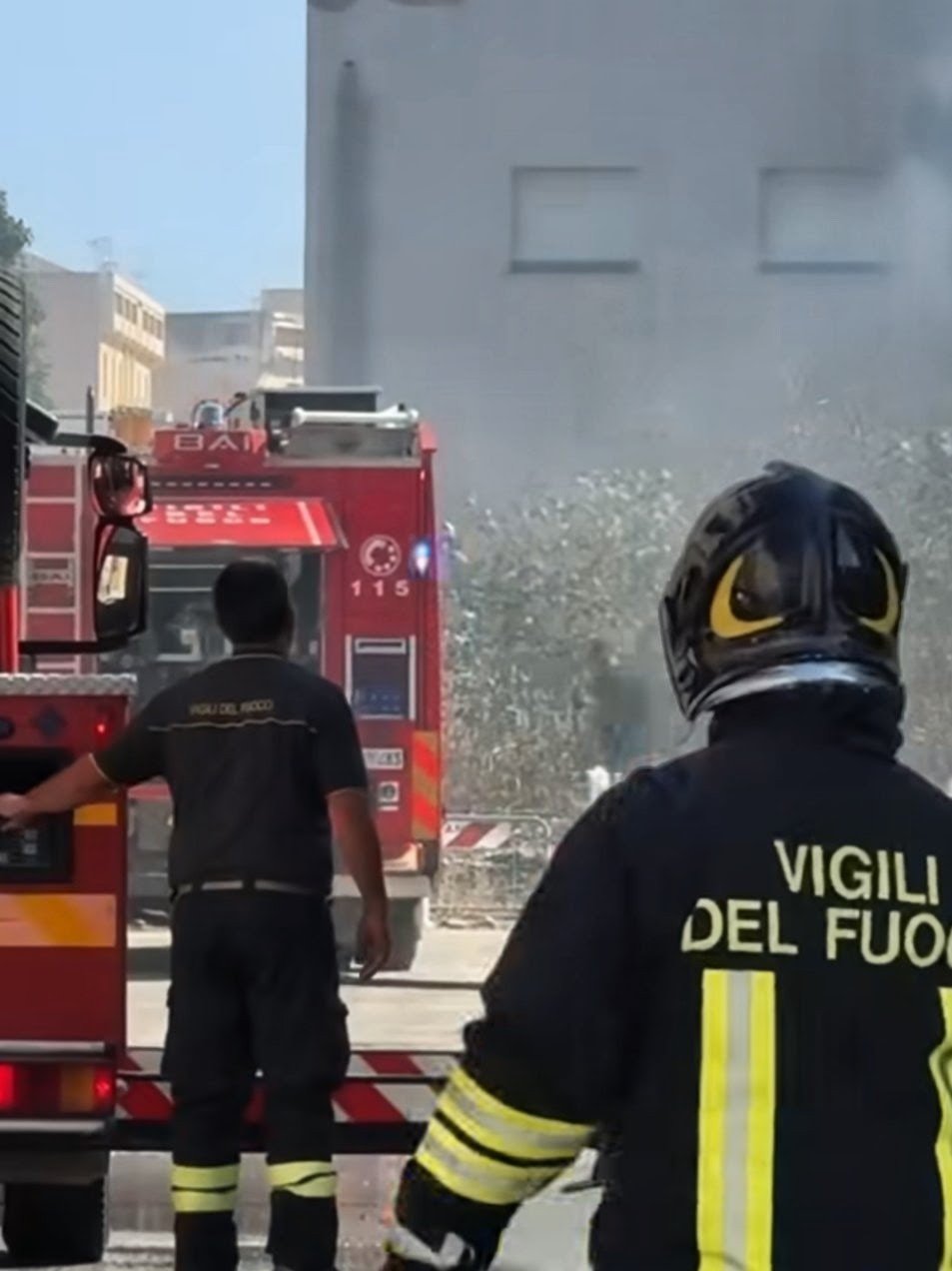 https://www.tp24.it/immagini_articoli/03-10-2026/1791027900-0-trapani-inferno-di-fuoco-in-via-platone-le-fiamme-sfiorano-le-abitazioni.jpg