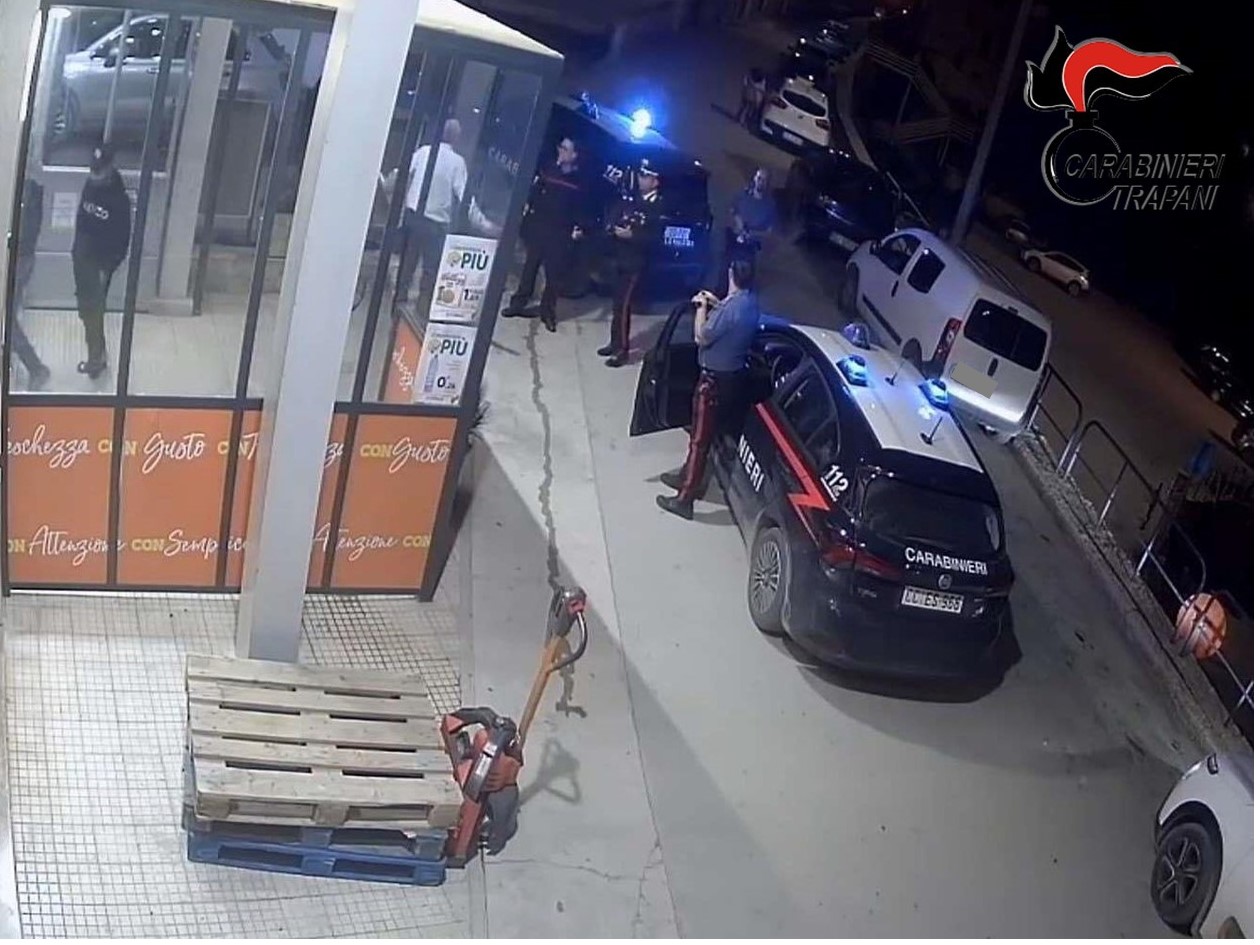 https://www.tp24.it/immagini_articoli/03-11-2025/1762164794-0-violenta-rissa-davanti-un-supermercato-a-salemi.jpg