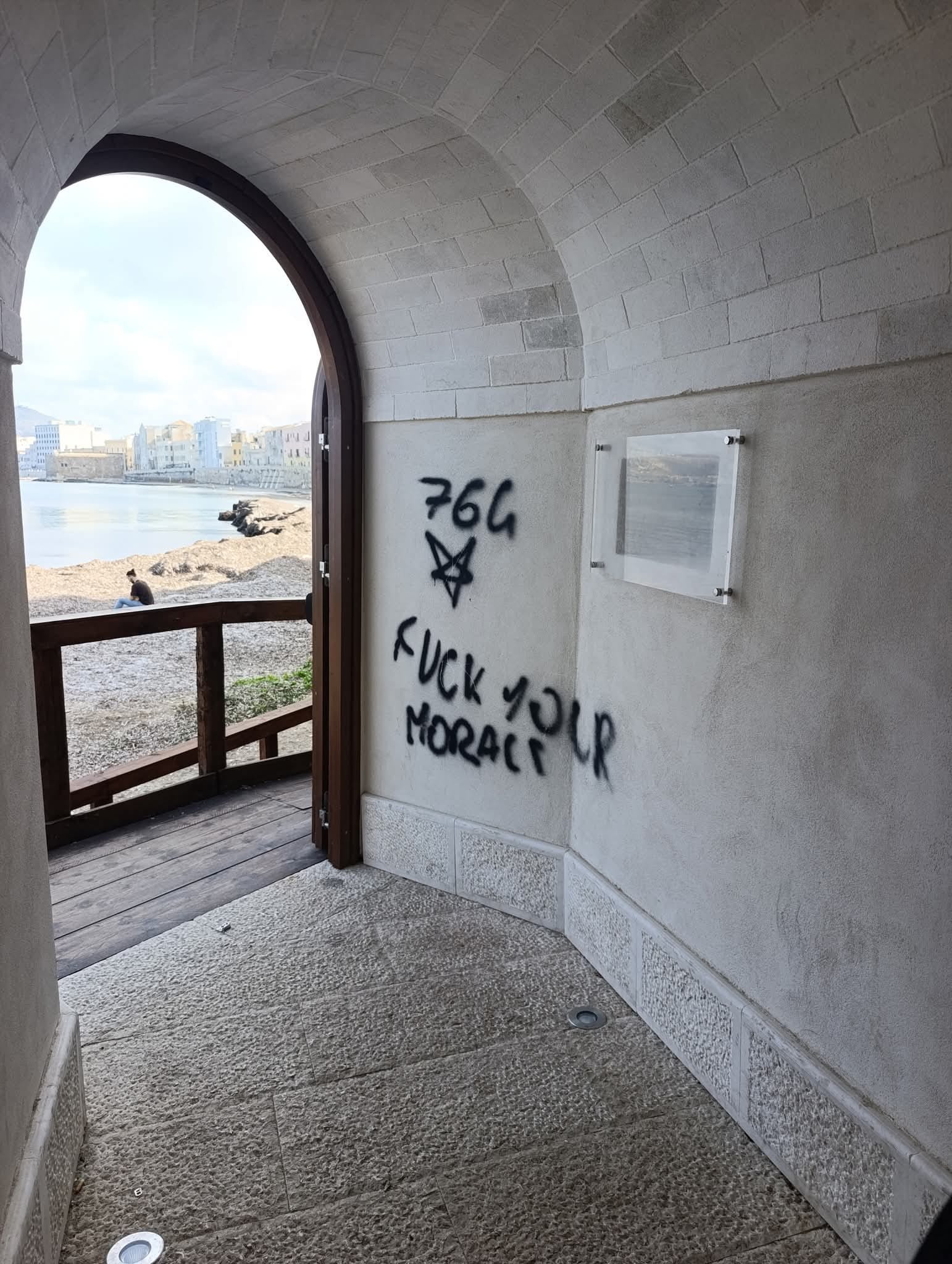 https://www.tp24.it/immagini_articoli/03-11-2025/1762210184-0-trapani-la-scritta-764-sulla-porta-sul-mare-tra-setta-simboli-e-provocazioni.jpg