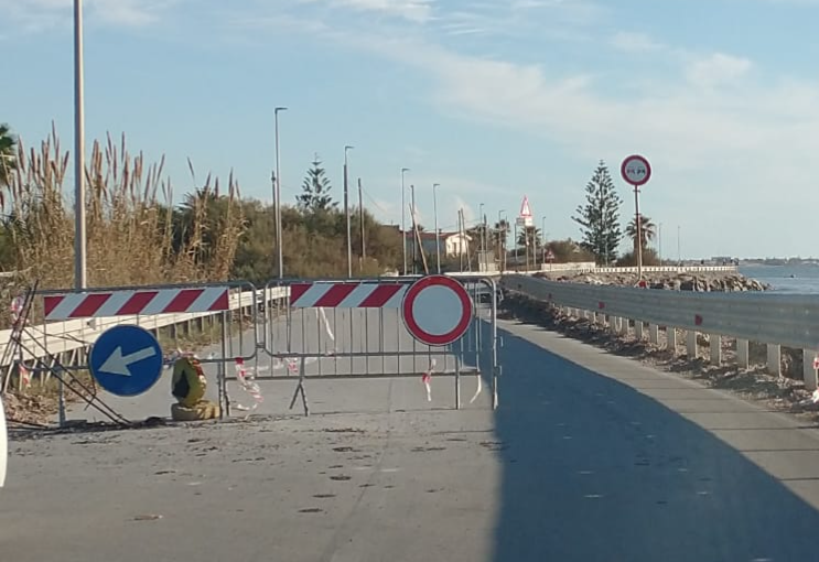 https://www.tp24.it/immagini_articoli/03-12-2025/1764773237-0-marsala-lungomare-mediterraneo-ancora-chiuso-hanno-dimenticato-di-togliere-le-transenne.png