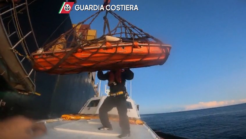 https://www.tp24.it/immagini_articoli/03-12-2025/1764795428-0-pantelleria-marittimo-ferito-a-bordo-di-una-nave-evacuazione-d-emergenza-della-guardi.jpg