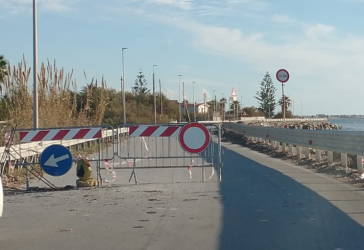 https://www.tp24.it/immagini_articoli/03-12-2025/marsala-lungomare-mediterraneo-ancora-chiuso-hanno-dimenticato-di-togliere-le-transenne-250.png