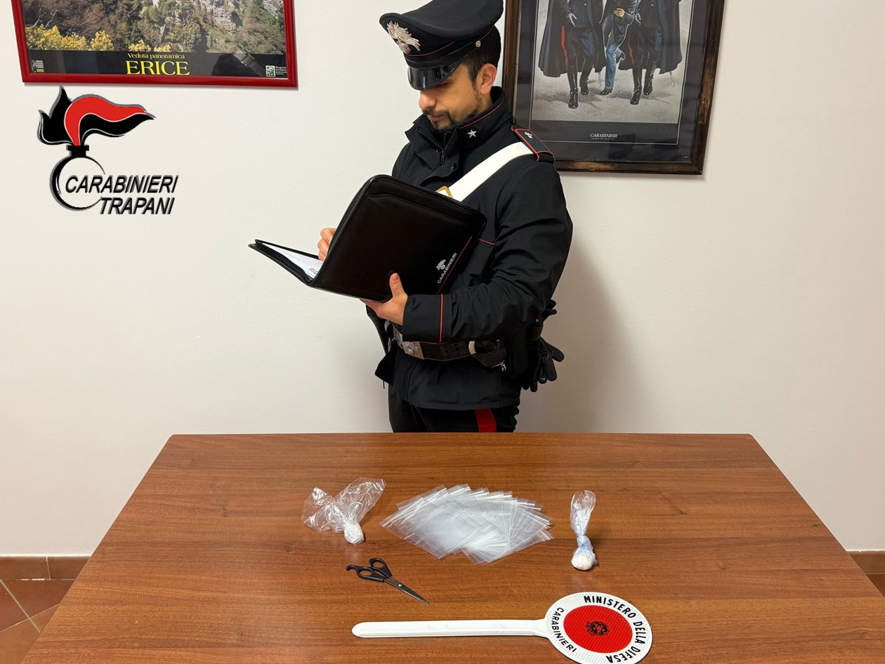 https://www.tp24.it/immagini_articoli/04-04-2025/1743747707-0-trapani-arrestato-per-spaccio-un-66enne-gia-ai-domiciliari-a-casa-nascondeva-cocaina.jpg