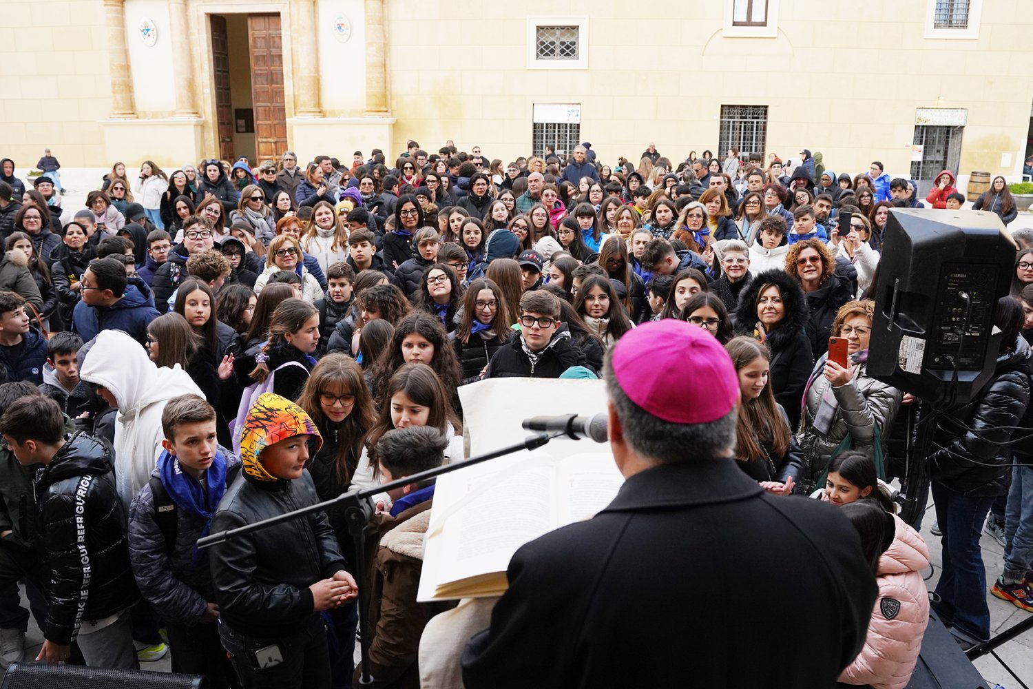 https://www.tp24.it/immagini_articoli/04-04-2026/1775314539-0-il-vescovo-giurdanella-incontra-i-preadolescenti-in-piazza-a-mazara.jpg