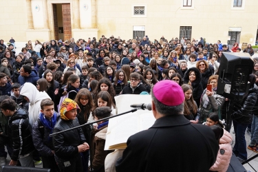 https://www.tp24.it/immagini_articoli/04-04-2026/il-vescovo-giurdanella-incontra-i-preadolescenti-in-piazza-a-mazara-250.jpg