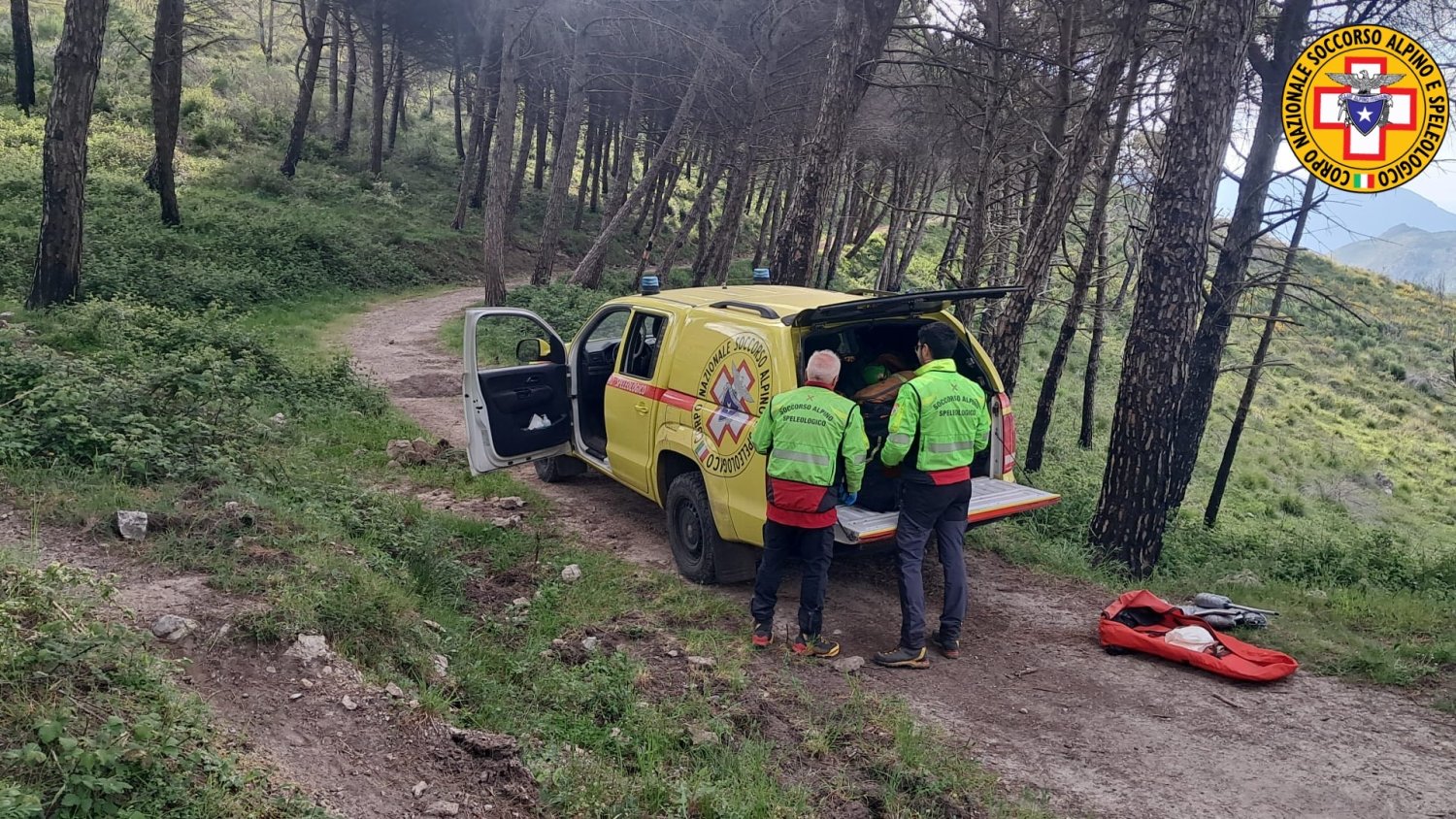 https://www.tp24.it/immagini_articoli/04-05-2026/1777873977-0-ventenne-finisce-in-un-dirupo-con-la-moto-da-cross-e-muore.jpg