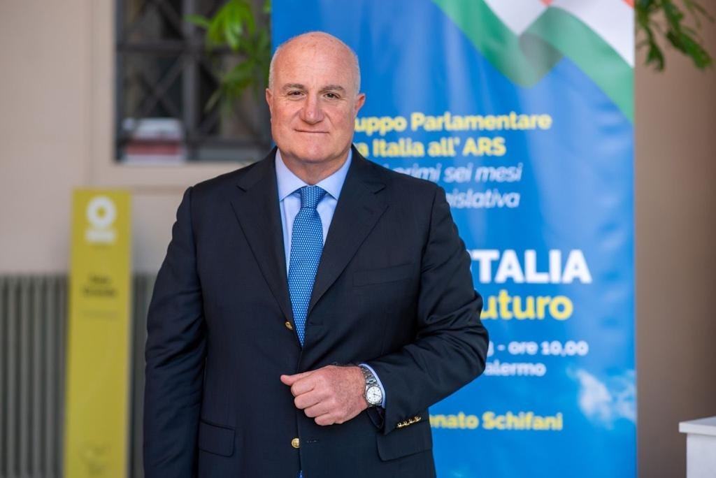 https://www.tp24.it/immagini_articoli/04-05-2026/1777905571-0-sicilia-nuovi-assessori-al-via-sanita-tutte-le-sfide-per-caruso.jpg