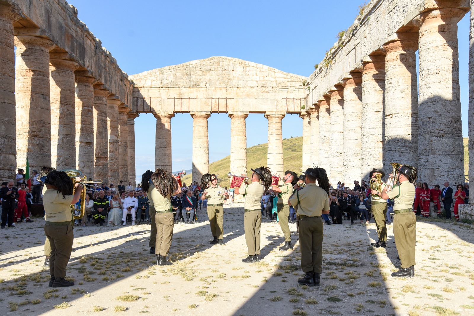 https://www.tp24.it/immagini_articoli/04-06-2025/1748994532-0-al-tempio-di-segesta-il-concerto-per-la-festa-della-repubblica-della-fanfara-del-6-ordm-reggimento-bersaglieri.jpg