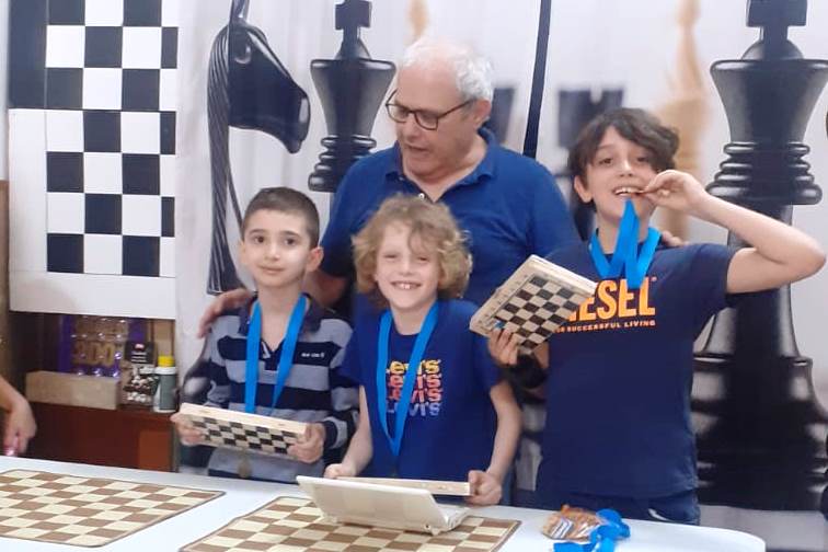 https://www.tp24.it/immagini_articoli/04-06-2025/1749043240-0-scacchi-francesco-sciacca-e-i-fratelli-muscolino-vincono-il-torneo-giovanile-di-scacchi-a-squadre-di-mazara.jpg