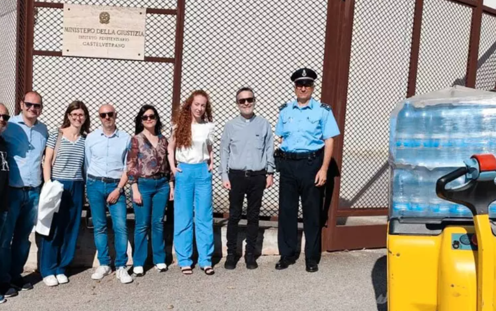 https://www.tp24.it/immagini_articoli/04-06-2025/1749067365-0-castelvetrano-un-bancale-di-bottiglie-d-acqua-donate-ai-carcerati.png