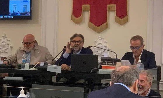 https://www.tp24.it/immagini_articoli/04-06-2026/1780576321-0-trapani-tranchida-torna-in-consiglio-comunale-stasera-la-resa-dei-conti.jpg