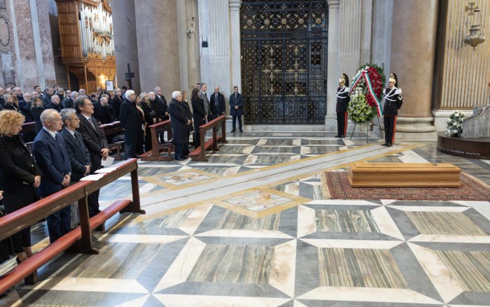 https://www.tp24.it/immagini_articoli/04-07-2026/1783151591-0-oggi-i-funerali-di-antonino-zichichi-campane-a-lutto-tra-roma-trapani-ed-erice.jpg