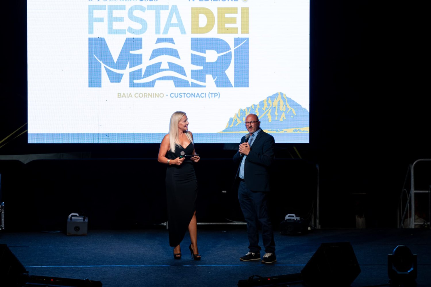 https://www.tp24.it/immagini_articoli/04-07-2026/1783172017-0-festa-dei-mari-baia-cornino-inaugura-la-quarta-edizione.jpg