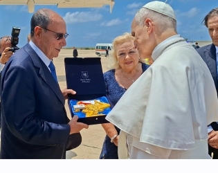 https://www.tp24.it/immagini_articoli/04-07-2026/papa-leone-lascia-lampedusa-250.jpg