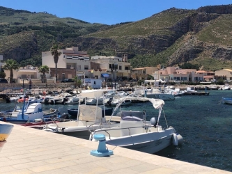 https://www.tp24.it/immagini_articoli/04-07-2026/porto-di-bonagia-l-opposizione-il-sindaco-stabile-racconta-favole-basta-propaganda-250.jpg