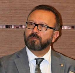 https://www.tp24.it/immagini_articoli/04-07-2026/trapani-il-libero-consorzio-rilancia-la-polizia-provinciale-vincenzo-menfi-nuovo-comandante-250.jpg