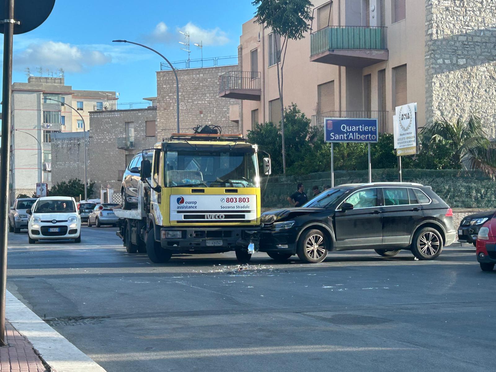 https://www.tp24.it/immagini_articoli/04-08-2025/1754332474-0-trapani-incidente-curioso-auto-si-schianta-contro-un-carro-attrezzi-che.jpg