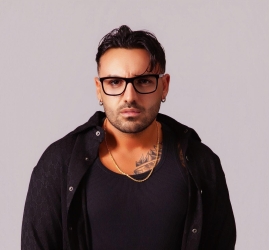 https://www.tp24.it/immagini_articoli/04-08-2026/chi-e-de-martino-il-neomelodico-vietato-a-marsala-e-la-musica-che-strizza-l-occhio-alla-mafia-250.jpg