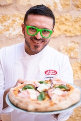 https://www.tp24.it/immagini_articoli/04-08-2026/nella-kasbah-di-mazara-apre-la-pizzeria-contemporanea-di-luciano-dado-250.jpg