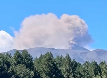https://www.tp24.it/immagini_articoli/04-09-2026/etna-torna-l-allerta-rossa-per-i-voli-cenere-verso-sud-250.jpg