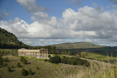 https://www.tp24.it/immagini_articoli/04-09-2026/segesta-ingresso-gratuito-domenica-visita-ispirata-al-mito-della-fondazione-250.jpg