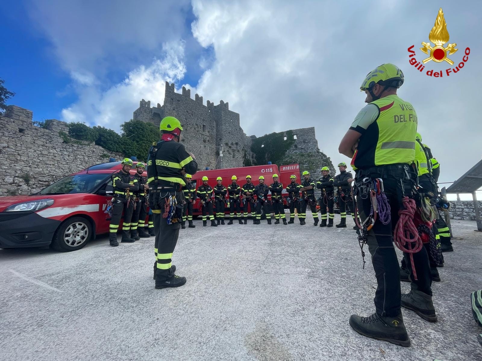 https://www.tp24.it/immagini_articoli/04-11-2025/1762239432-0-vigili-del-fuoco-di-erice-e-castellammare-protagonisti-del-primo-corso-saf-interregionale.jpg
