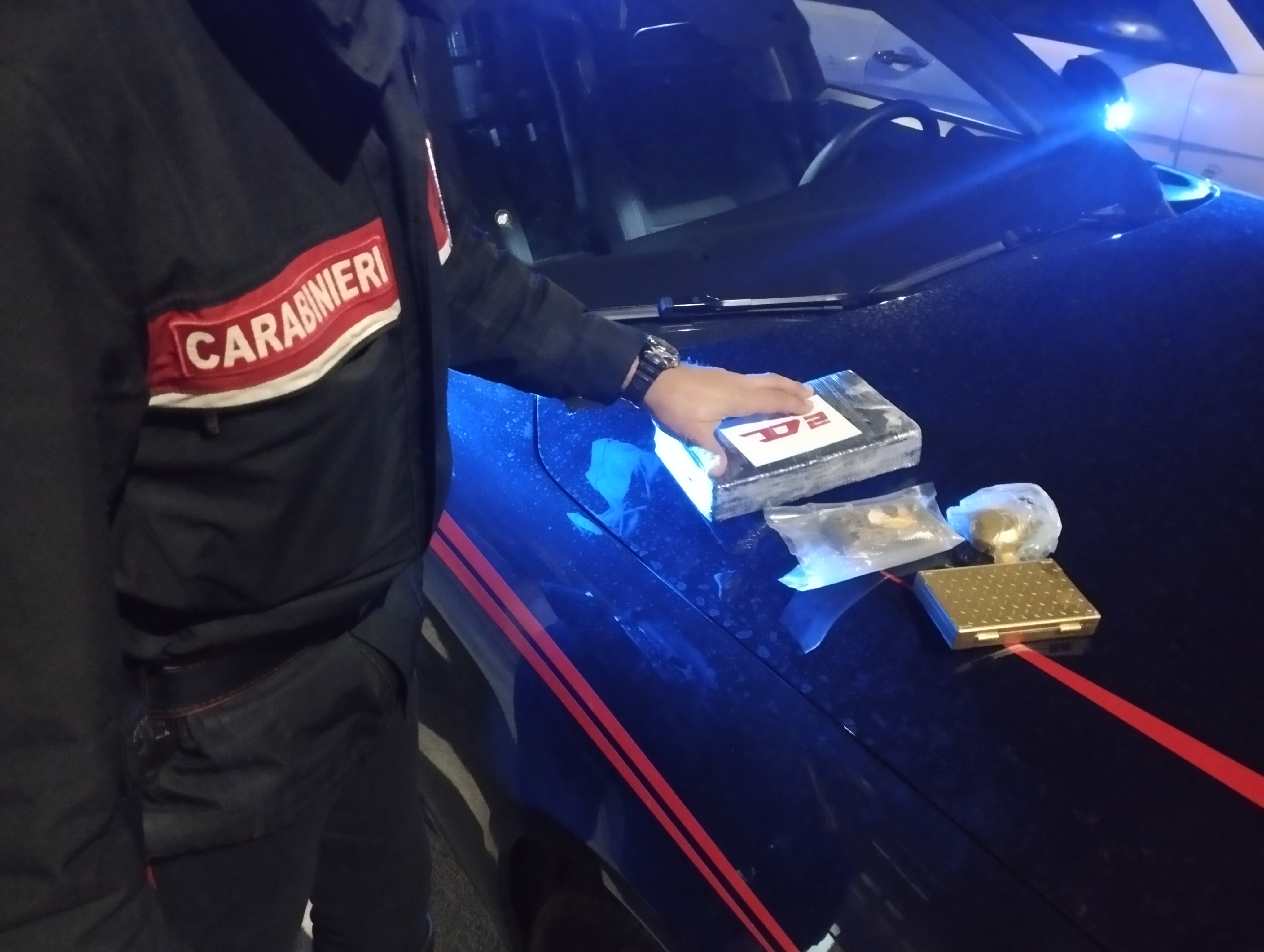 https://www.tp24.it/immagini_articoli/04-11-2025/1762245075-0-marsala-blitz-antidroga-a-sappusi-sei-arresti-per-traffico-di-cocaina-e-crack.jpg