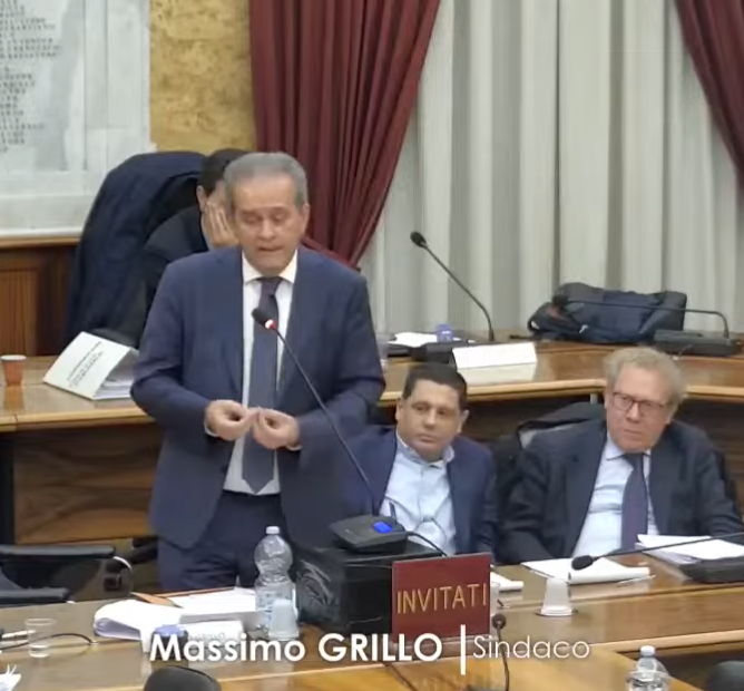https://www.tp24.it/immagini_articoli/04-12-2025/1764843814-0-marsala-il-consiglio-boccia-il-sindaco-grillo-sugli-asacom.png