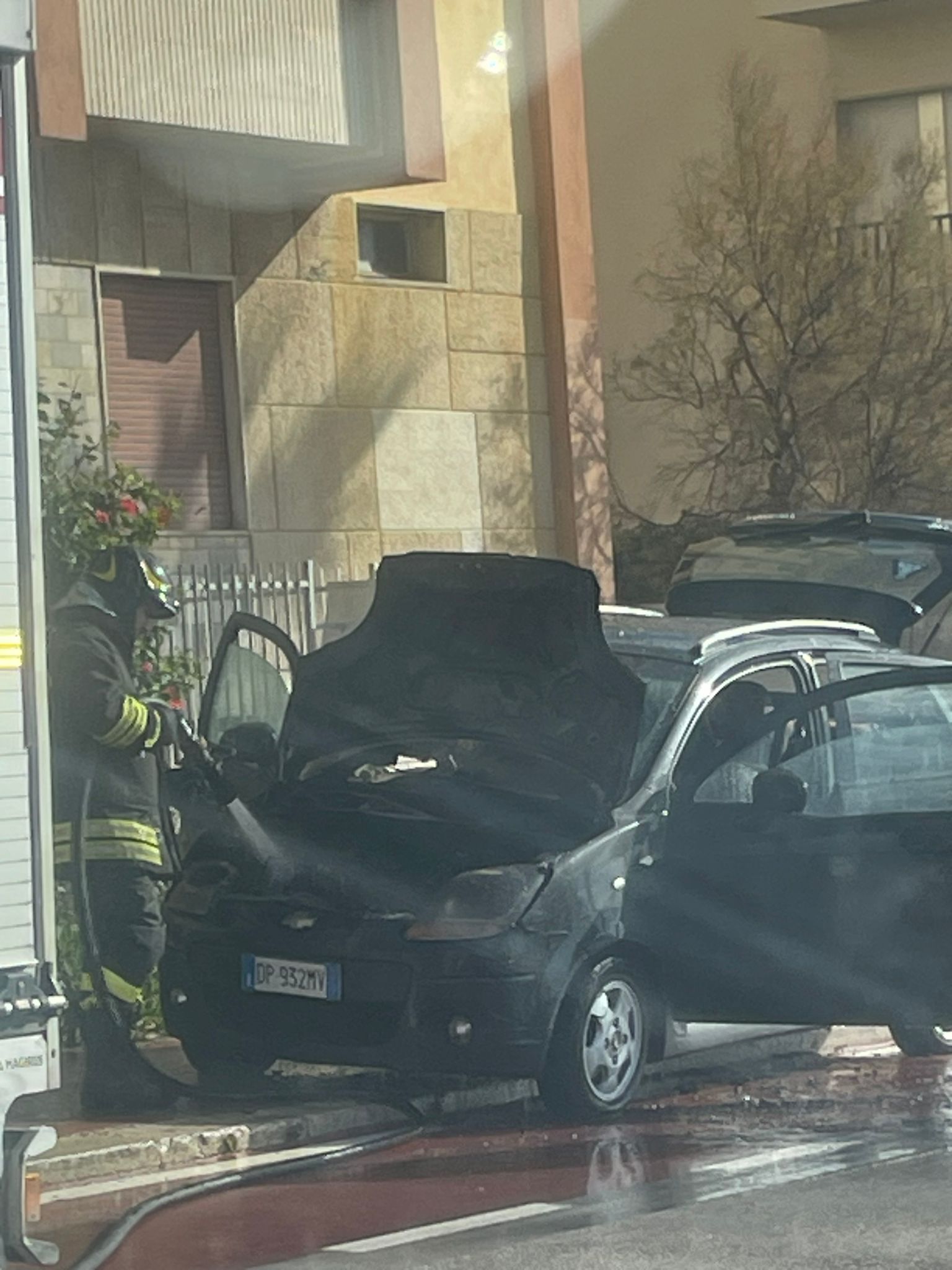 https://www.tp24.it/immagini_articoli/05-01-2025/1736091192-0-auto-va-a-fuoco-al-lungomare-di-marsala.jpg