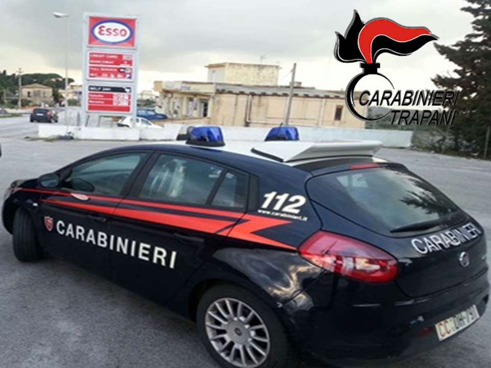 https://www.tp24.it/immagini_articoli/05-03-2025/1741166206-0-castelvetrano-guida-senza-patente-e-ha-in-auto-due-coltelli.jpg