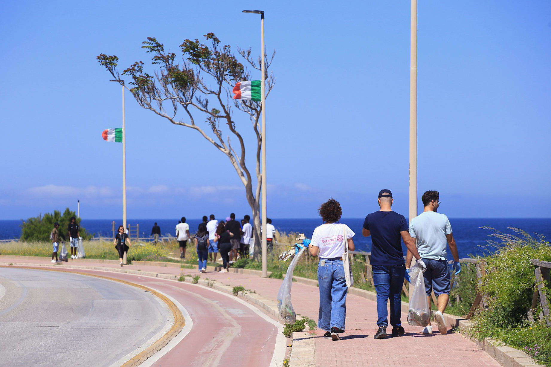 https://www.tp24.it/immagini_articoli/05-06-2025/1749106638-0-a-marsala-plastic-free-rotaract-e-canottieri-hanno-pulito-un-tratto-di-costa.jpg
