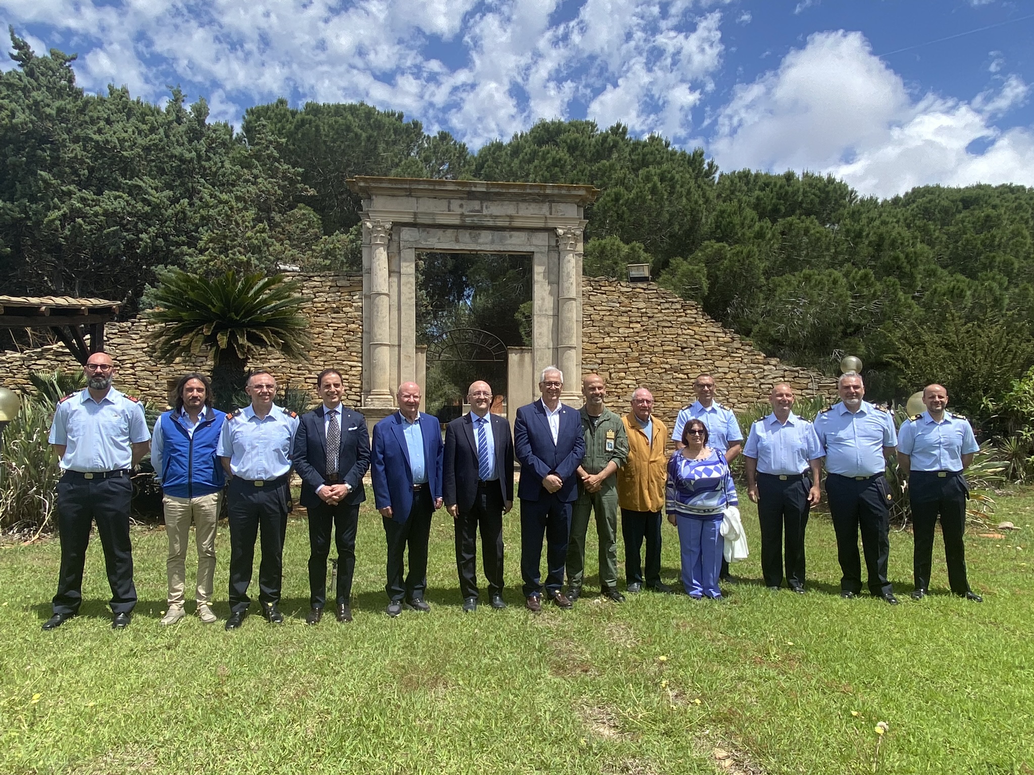 https://www.tp24.it/immagini_articoli/05-06-2025/1749122464-0-rotary-club-marsala-e-37-deg-stormo-insieme-per-un-corso-di-apicoltura.jpg