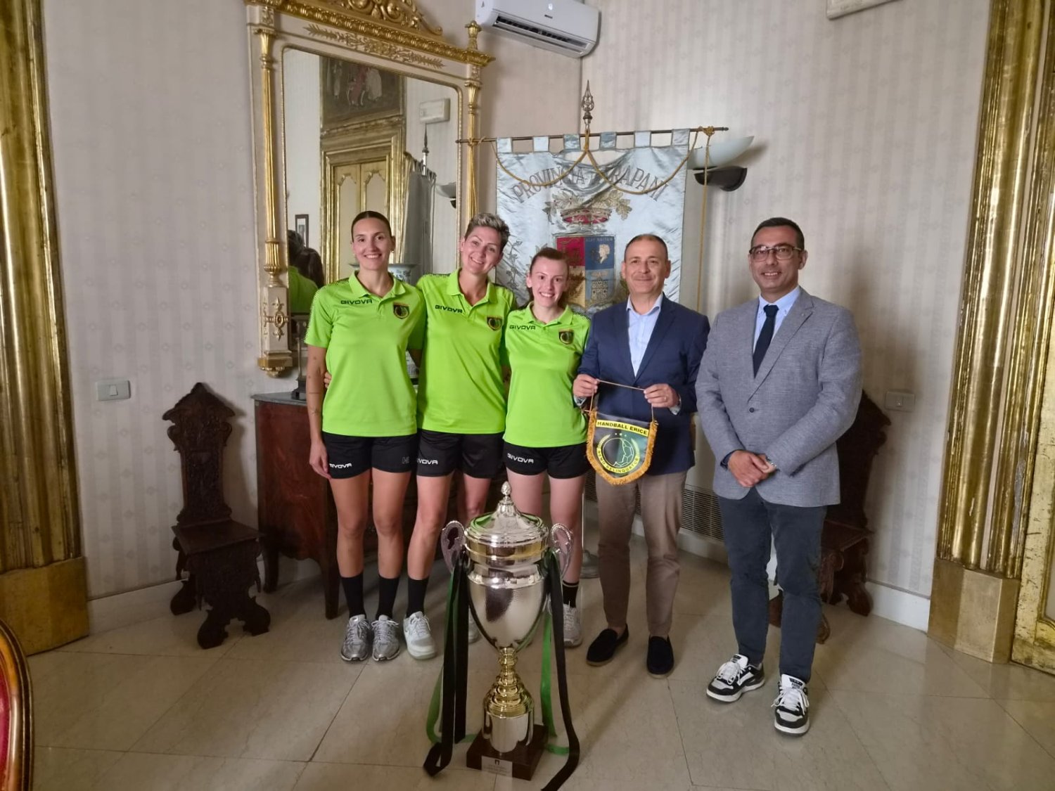 https://www.tp24.it/immagini_articoli/05-06-2026/1780668401-0-scudetto-handball-erice-quinci-incontra-la-squadra-impresa-che-bussa-alla-storia.jpg