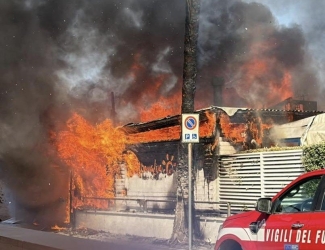 https://www.tp24.it/immagini_articoli/05-06-2026/dopo-l-incendio-del-monnalisa-tre-fontane-si-ritrova-per-la-notte-della-rinascita-250.jpg