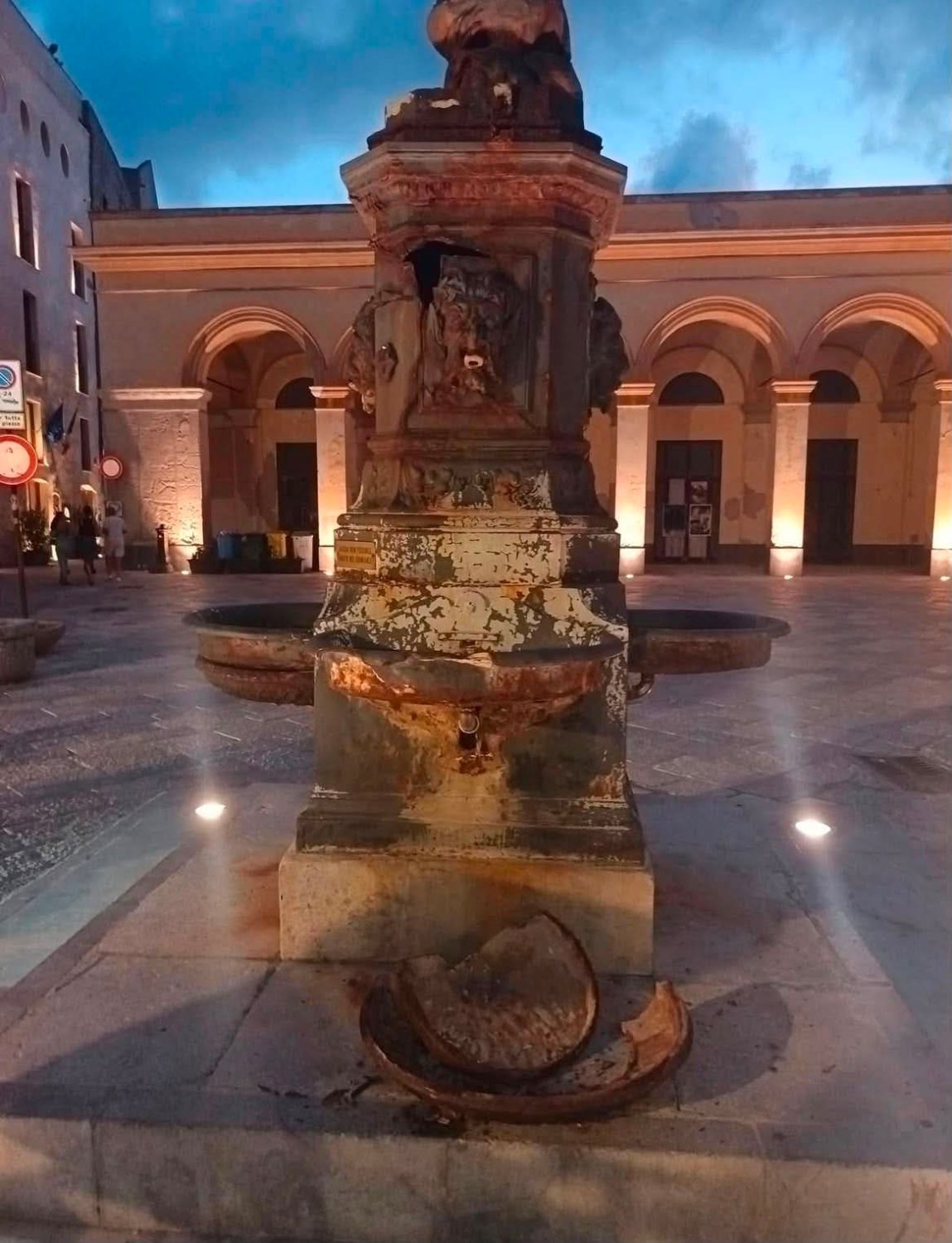 https://www.tp24.it/immagini_articoli/05-07-2026/1783240884-0-trapani-la-signora-fontana-perde-un-pezzo-crolla-una-vasca-della-venere-di-piazza-mercato-del-pesce.jpg
