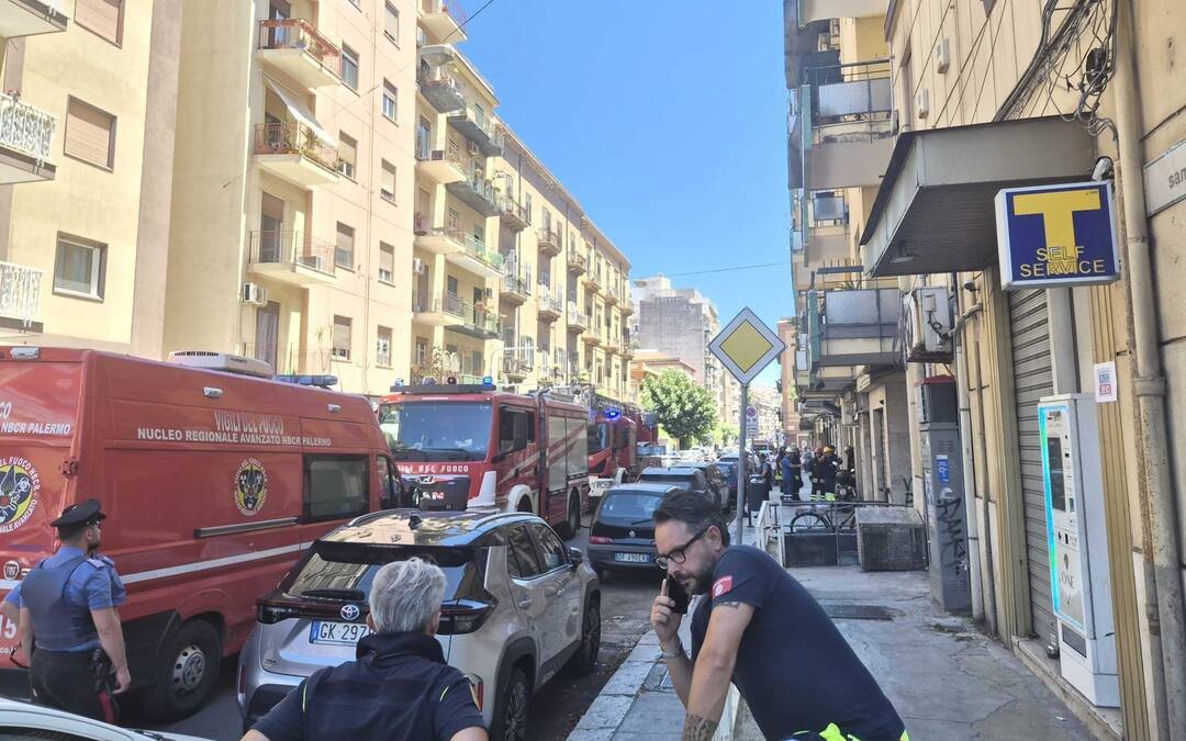 https://www.tp24.it/immagini_articoli/05-07-2026/1783267690-0-palermo-uccide-il-coinquilino-a-coltellate-e-si-barrica-in-casa-aprendo-il-gas.jpg