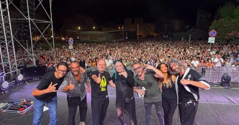 https://www.tp24.it/immagini_articoli/05-08-2026/diecimila-persone-per-loredana-berte-ad-alcamo-sul-palco-anche-il-marsalese-dario-li-voti-250.jpg
