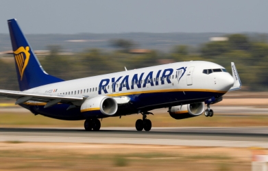 https://www.tp24.it/immagini_articoli/05-09-2026/caro-carburante-ryanair-tagli-i-voli-invernali-e-i-biglietti-costeranno-di-piu-250.jpg