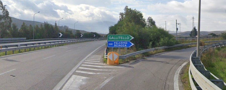 https://www.tp24.it/immagini_articoli/05-10-2026/1791176795-0-a29-auto-trafitta-dal-guard-rail-tra-gallitello-e-salemi-due-feriti.jpg